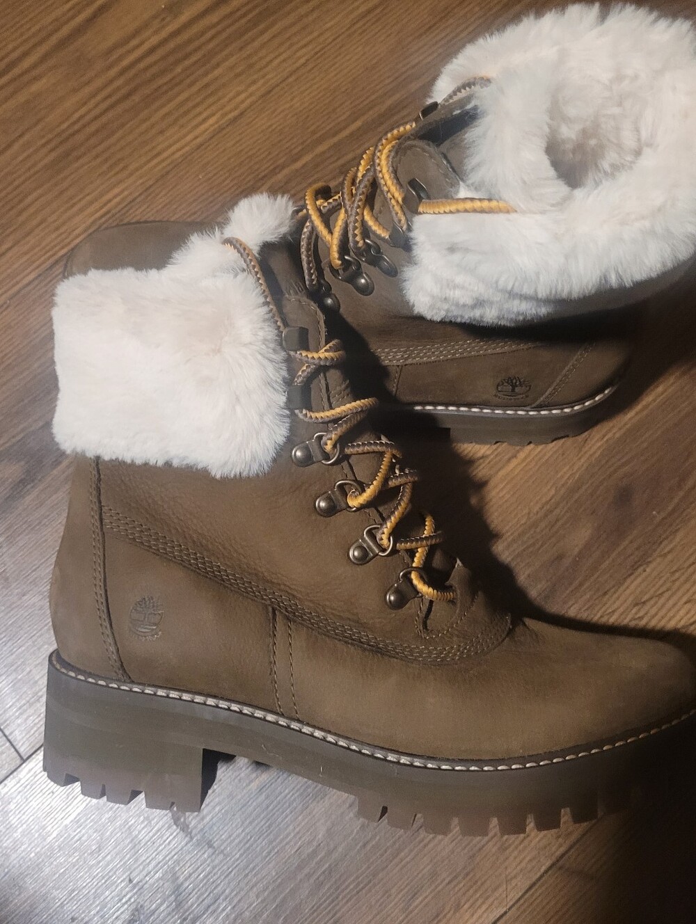 BRAND NEW Timberland Brown Lace-Up Heeled Boots with White Faux Fur Collar